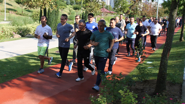 'Park alanları seyirlik değil' diyerek Başakşehir halkına spor yaptırdı