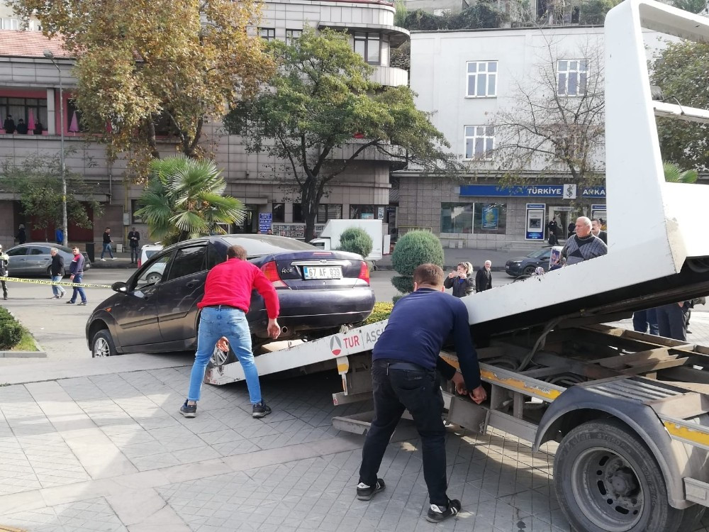 Zonguldak'ta valilik önünde hareketli anlar: Yol yerine merdivenden…