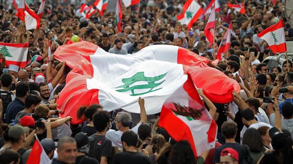 لبنان.. عشرات المحتجين يجوبون شوارع طرابلس في 'أحد الإصرار'