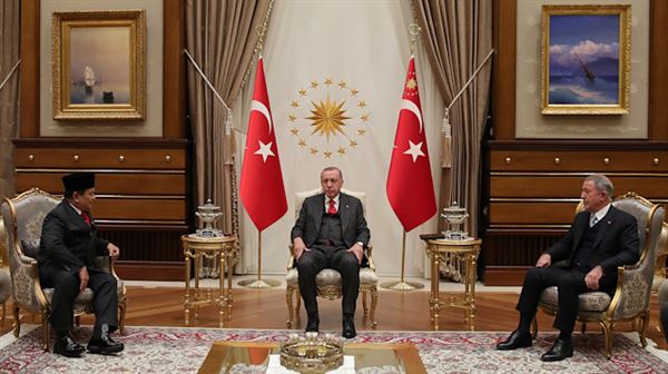 أردوغان يستقبل وزير الدفاع الإندونيسي في العاصمة أنقرة