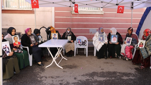 HDP önündeki ailelerin evlat nöbeti 61’inci gününde: Havalar soğudu ama gitmeye hiç niyetimiz yok