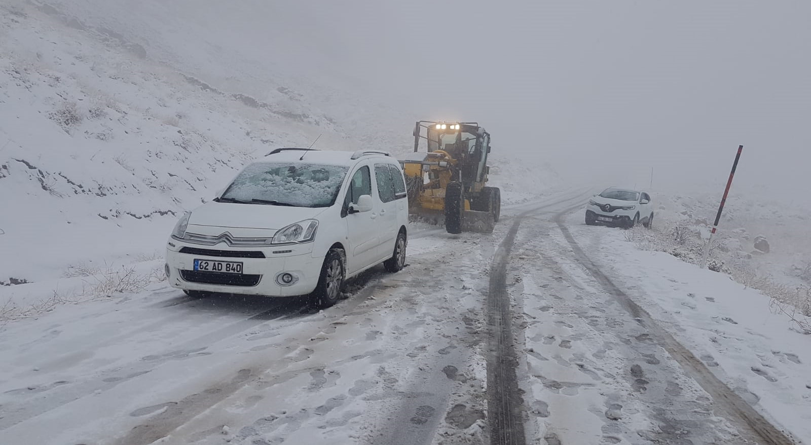 Tunceli'ye mevsimin ilk karı yağdı: Yollar kapandı araçlar yolda kaldı