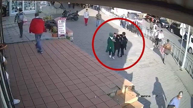 Karaköy'de genç kıza saldıran kadının komşuları konuştu: İlk saldırısı değilmiş