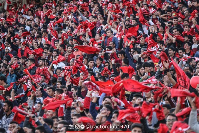 Türk bayrakları ve Türkiye nidalarıyla stadyumu inleten Tractor FK'lı taraftarlar maç boyunca hiç susmadı.