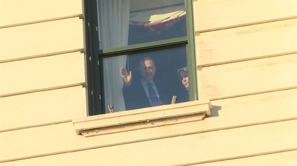 Cumhurbaşkanı Erdoğan ABD'de kalacağı otelin önüne gelen vatandaşları selamladı
