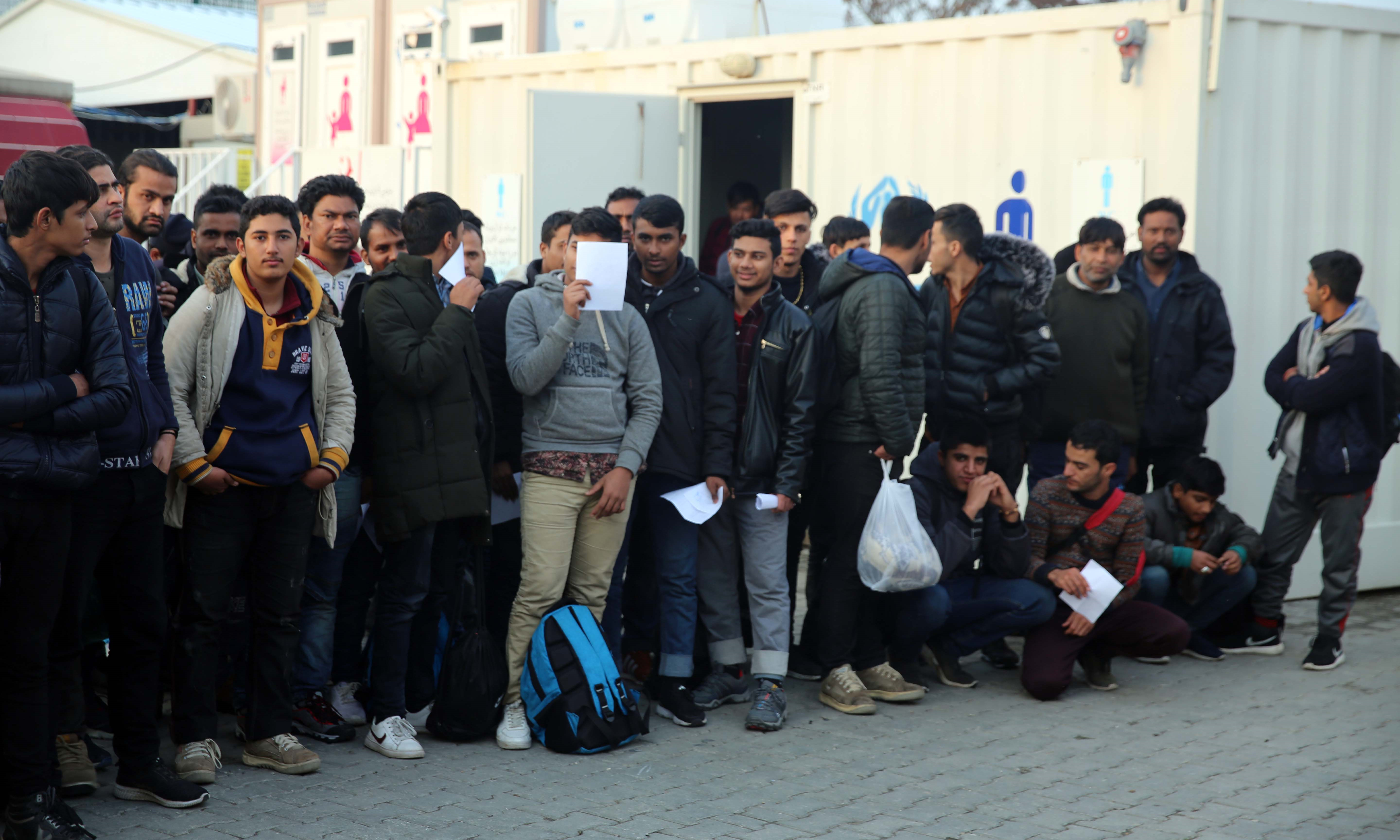 Yunan askerleri düzensiz göçmenleri silahla dövdü: Türkiye'den Allah…