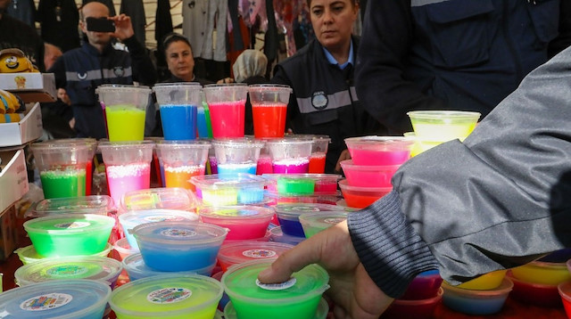 Tehlike saçan slime hamuru yine ortaya çıktı, zabıtalar tek tek topladı