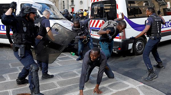 French police start moving migrants from northern Paris site