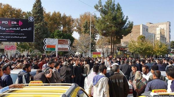 إيران.. احتجاجات منددة برفع أسعار الوقود