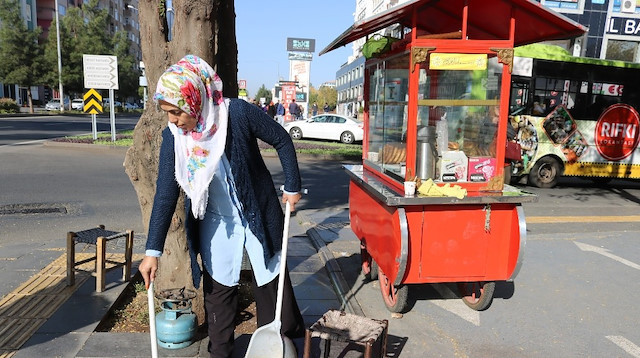 Eşi tarafından terk edildi: 4 çocuğunu okutmak için simit satıyor