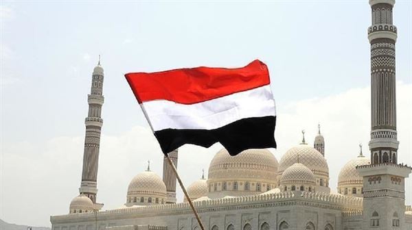 رئيس الحكومة اليمنية برفقة 5 وزراء يعودون إلى عدن