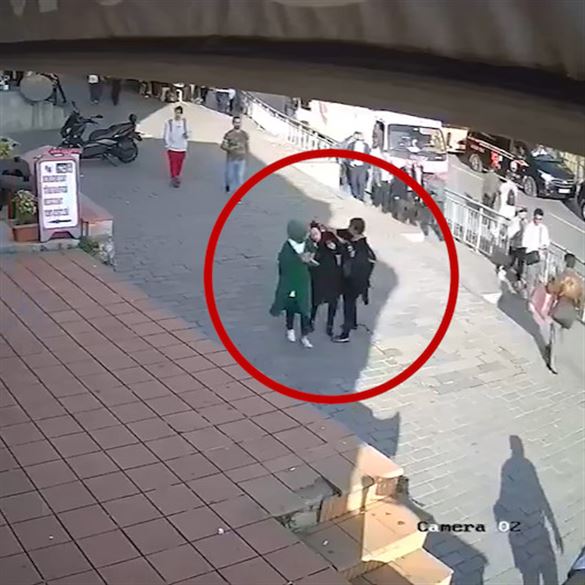 Karaköy'de başörtülü kıza yumruklu saldırı