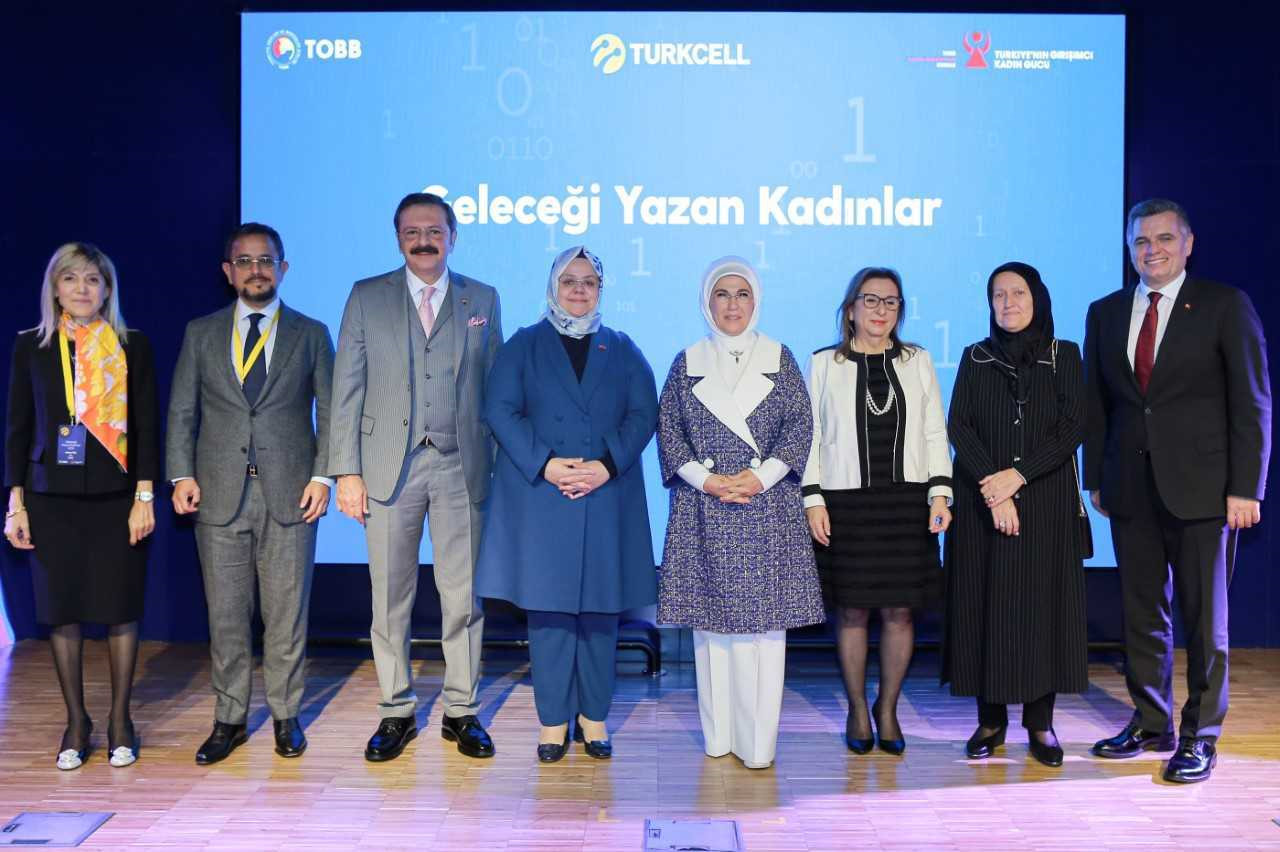 Geleceği Yazan Kadınlar ödüllerini Emine Erdoğan’ın elinden aldı
