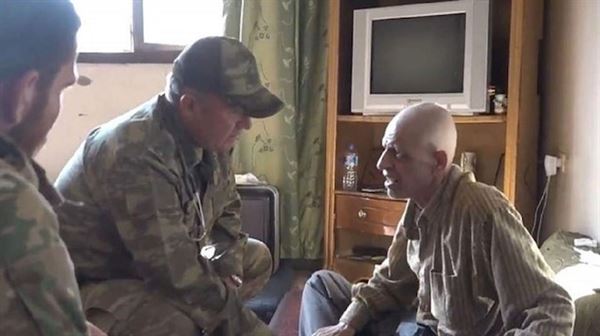 جنود أتراك يسعفون مريضًا سوريًّا مصابًا بالسرطان