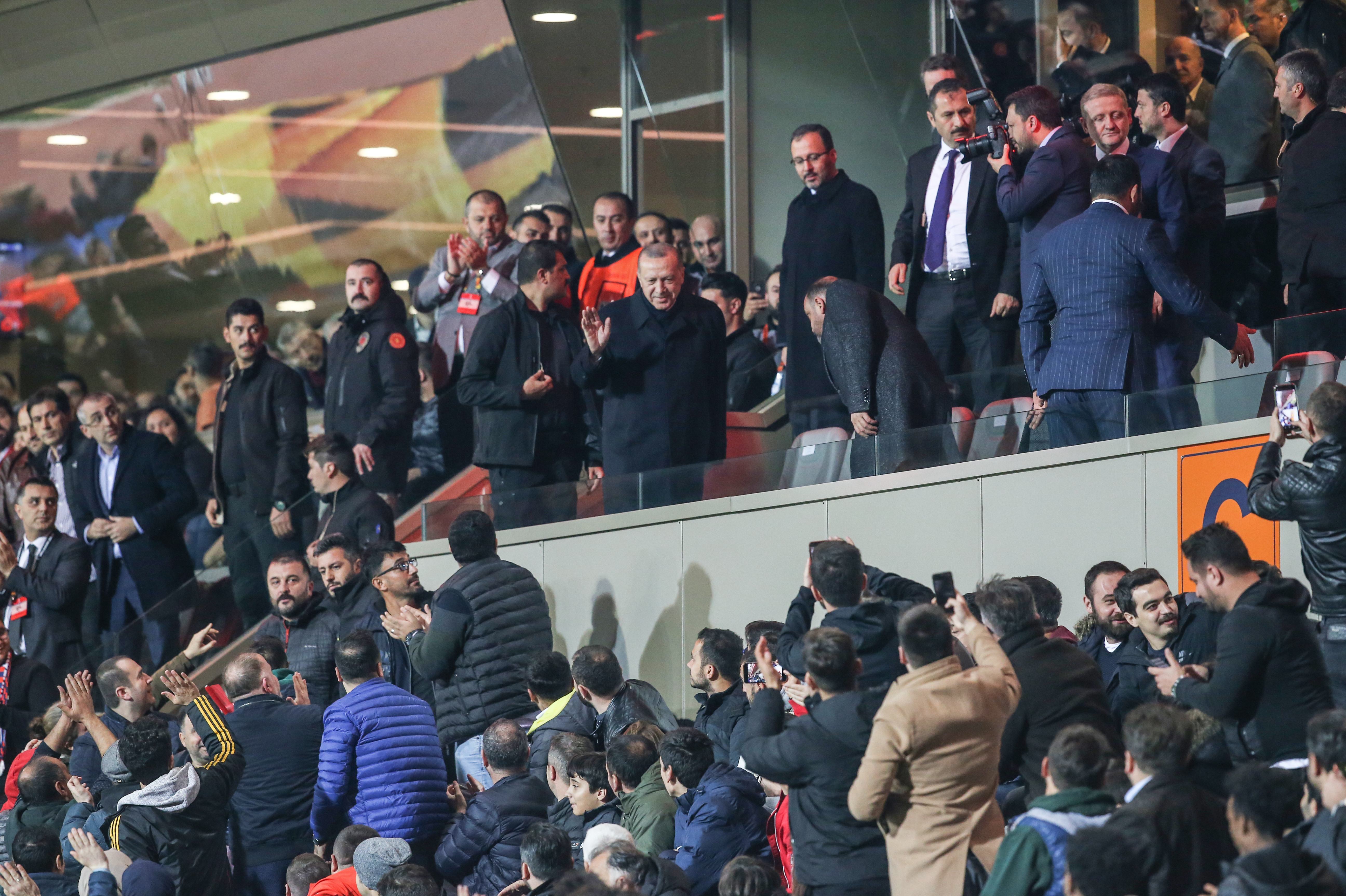 بالصور.. شاهد أردوغان يفاجئ الجمهور ويحضر مباراة كرة قدم