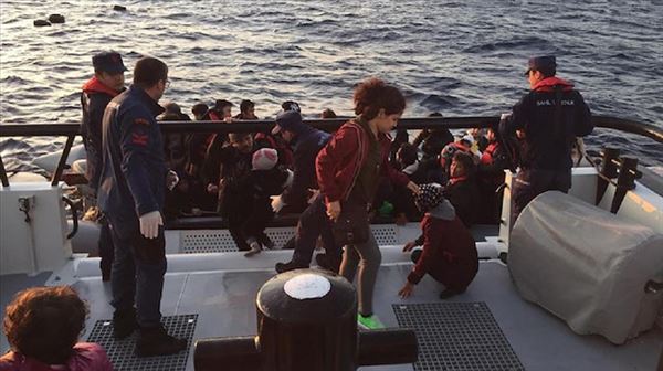 ضبط 142 مهاجرًا غير نظامي في 'إزمير' التركية