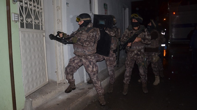 Bin polisle şafak operasyonu: Özel harekat kapıları böyle kırdı