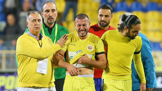 Anne acısıyla maça çıktı, gözyaşlarına boğuldu