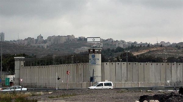 إسرائيل تحوّل أقدم أسير فلسطيني للحبس الانفرادي