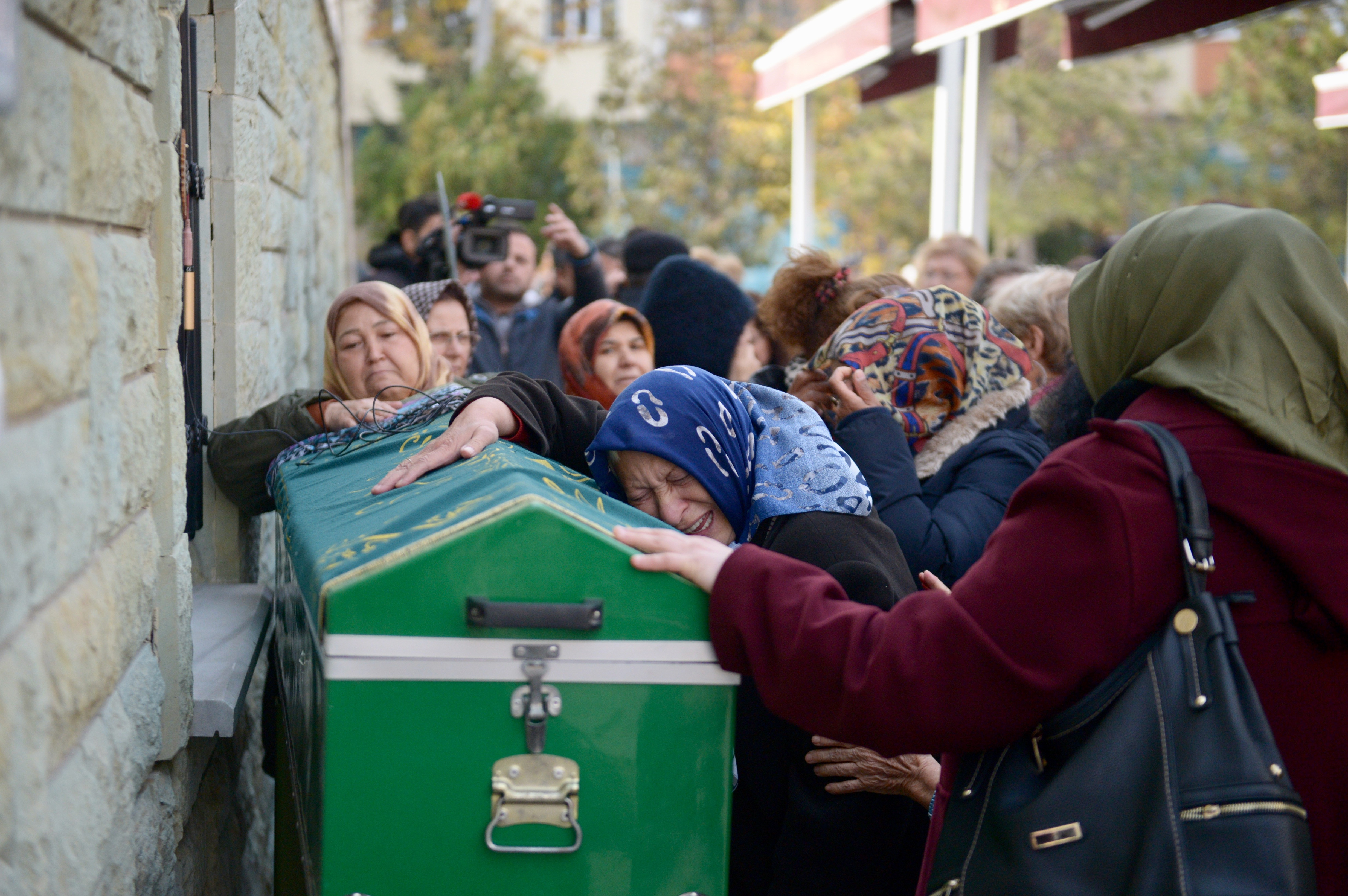 Boşandığı eşi tarafından satırla öldürülen kadın toprağa verildi…