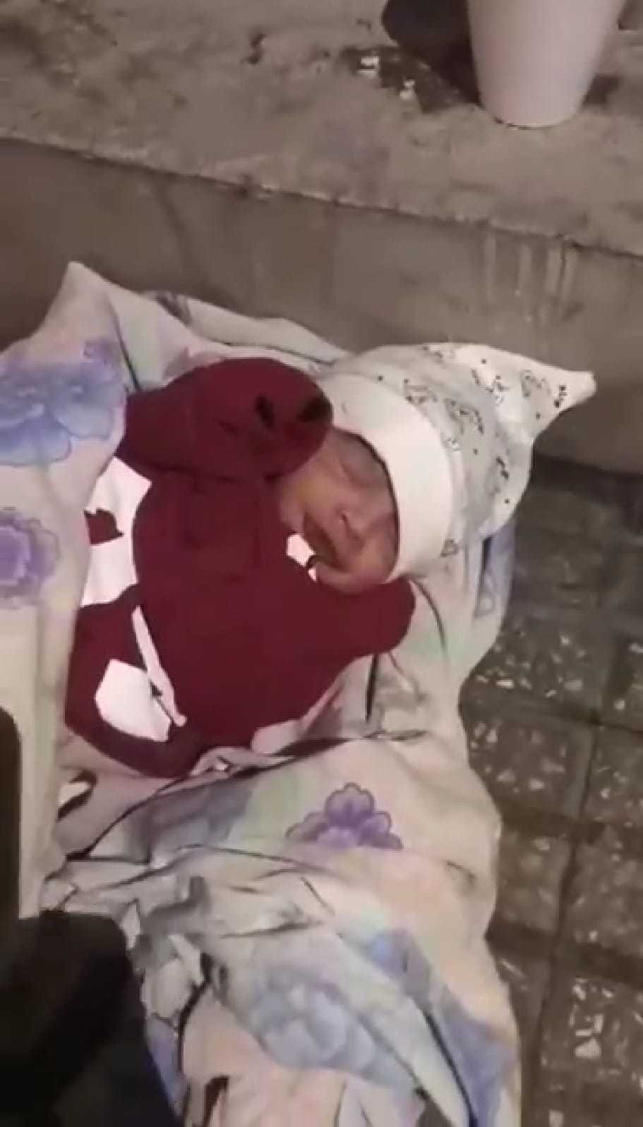 Vicdanları sızlatan görüntü: 1 aylık bebeği sokağa terk ettiler
