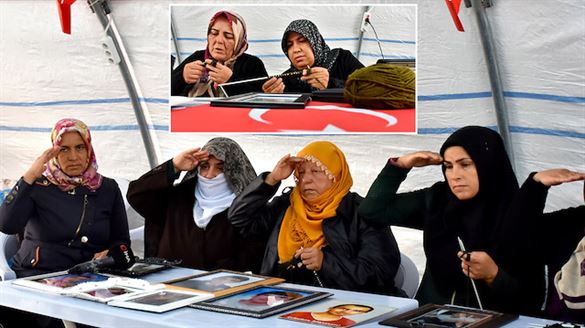 Evlat nöbetindeki anneler Mehmetçiğe atkı örüyor: Onlar üşürse biz de üşürüz