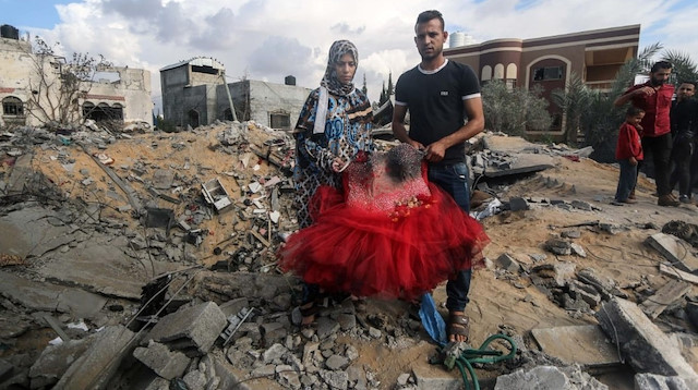 Yeni evlenen Filistinli çift İsrail’in saldırısında evsiz kaldı: 30 ev tamamen yıkıldı