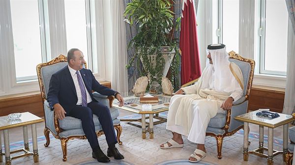 أمير قطر يلتقي تشاووش أوغلو في الدوحة