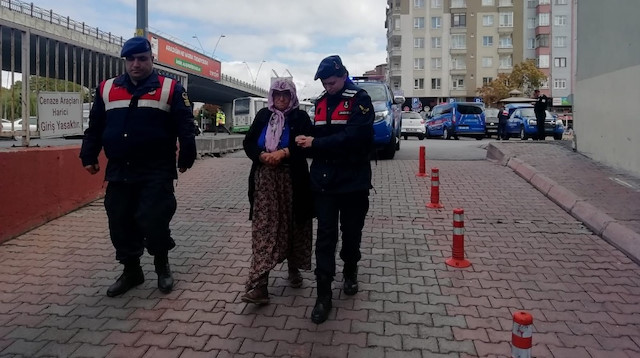 Yaşlı çift, 22 kilo esrarla yakalandı