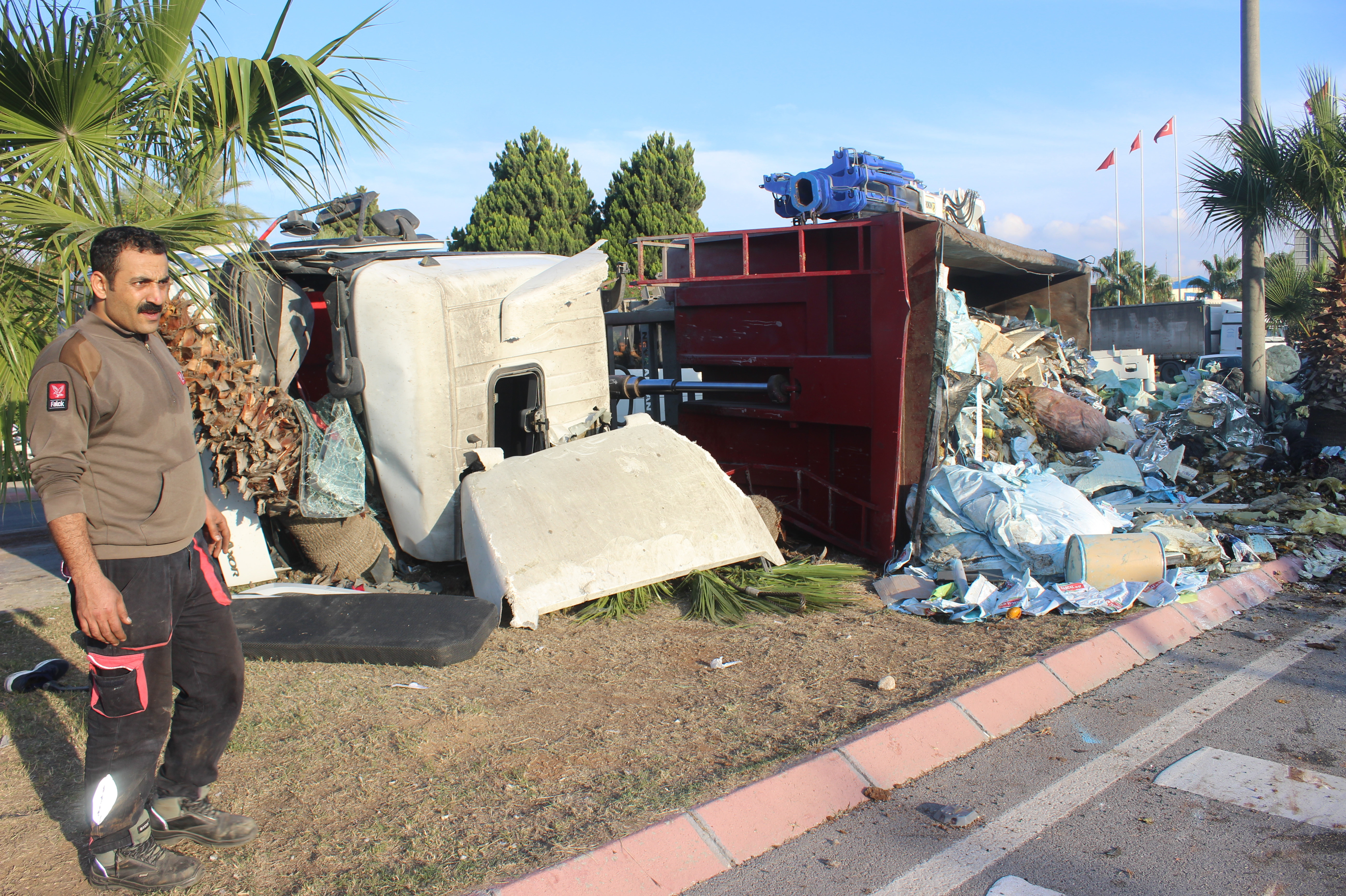 Adana'da çöp yüklü tır devrildi: 2 kişi yaralandı