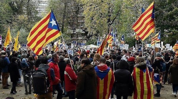 كتالونيا.. متظاهرون يغلقون طريقا رئيسيا على الحدود مع فرنسا