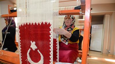 نساء “إيغدير” التركية يبدعن سجادات ثلاثية الأبعاد