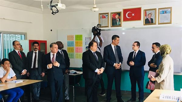 وزير تركي يزور مدرسة وقف 'المعارف' في غينيا