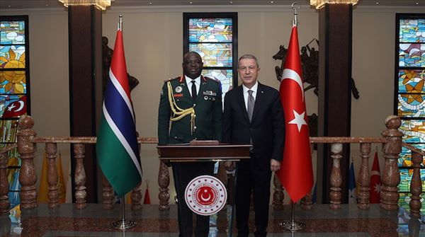 وزير الدفاع التركي يستقبل رئيس أركان غامبيا