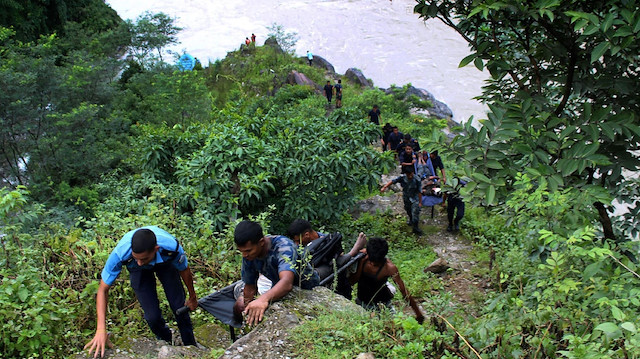 Nepal'de festivalden dönenleri taşıyan otobüs 20 metre yükseklikten nehre düştü: 17 ölü, 50 yaralı