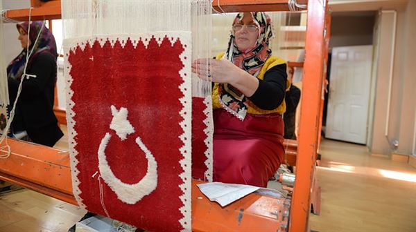 نساء 'إيغدير' التركية يبدعن سجادات ثلاثية الأبعاد