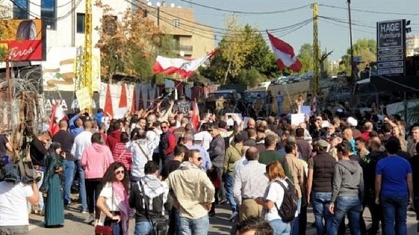 لبنانيون يتظاهرون أمام السفارة الأمريكية في بيروت