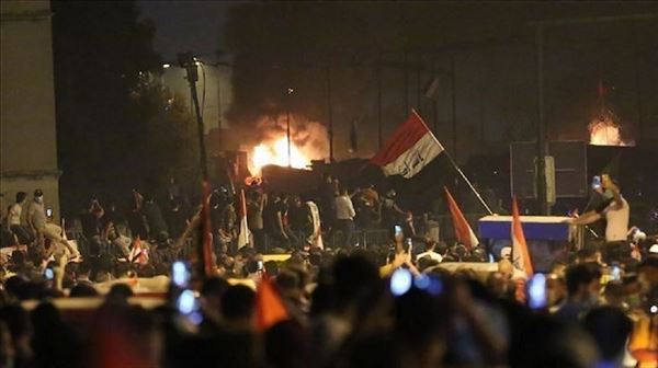 العراق.. متظاهرون يضرمون النيران في قنصلية إيران بالنجف