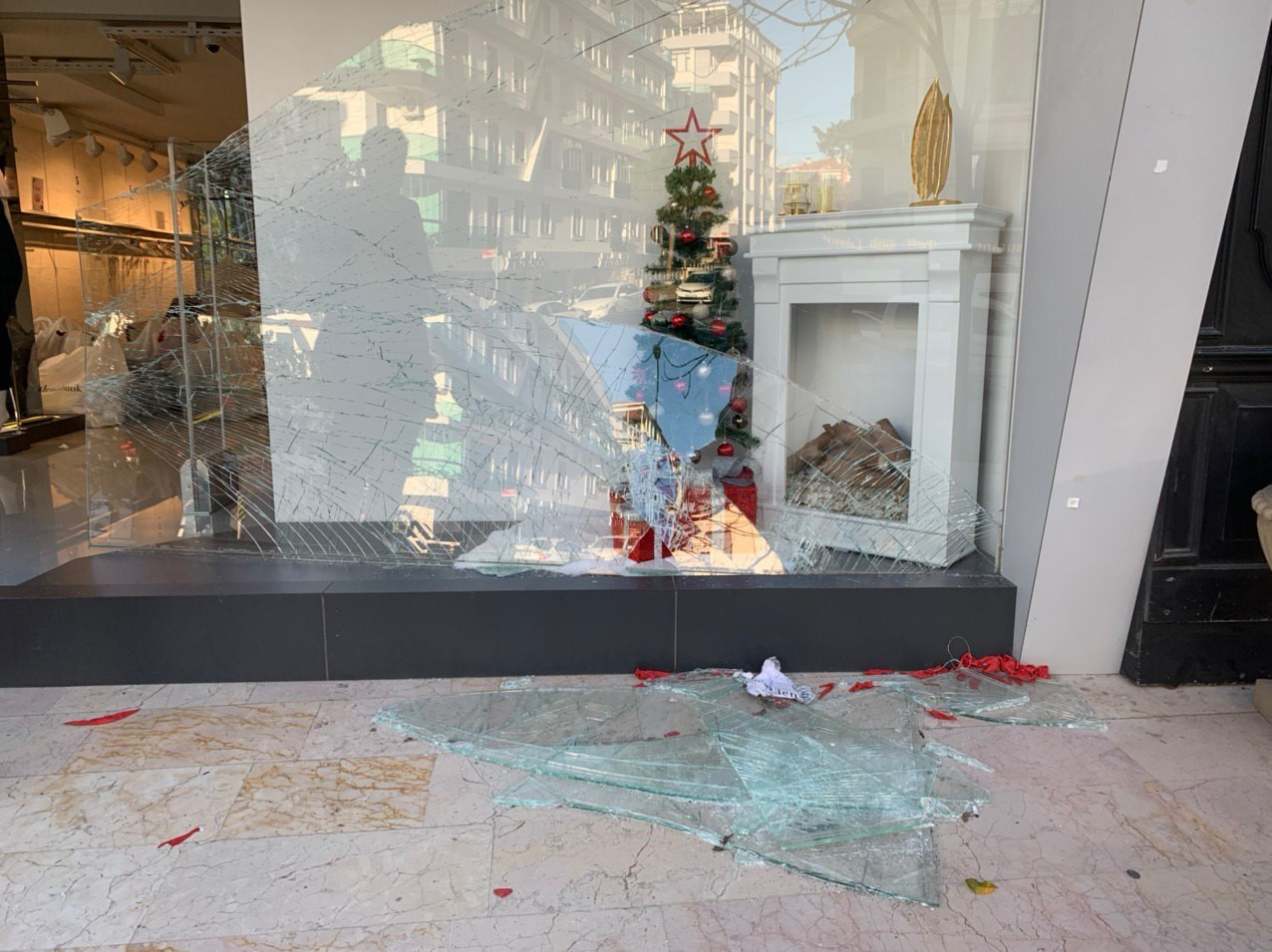 'Şahane Cuma' İzdihamı: Maltepe'de mağazanın camları kırıldı, 3 yaralı
