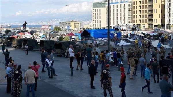 لبنان.. عناصر تحمل رايات حزب الله تحطّم خيم متظاهرين في بعلبك