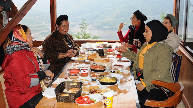 Turistler 9 ayda 5,1 milyar dolarlık yemek yedi, giyecek ve ayakkabıya 3 milyar dolar harcadı