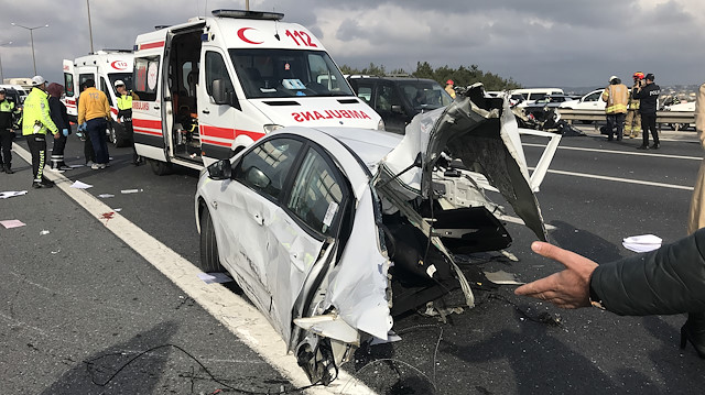 İstanbul'da bariyerlere çarpan otomobil ikiye bölündü: 1 ölü, 2 ağır yaralı