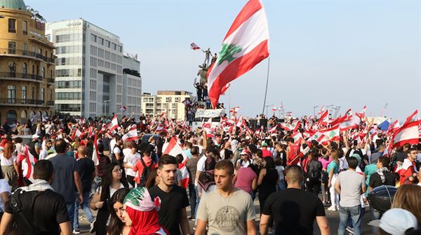 لبنان.. مسيرات طلابية ودعوات لإضراب عام الإثنين