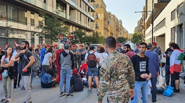 بيروت.. محتجون يفرضون 'حصارا' على مقر البرلمان