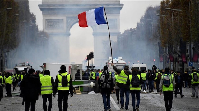 Fransa'ya damga vuran sarı yeleklilerin gösterileri bir yıldır devam…