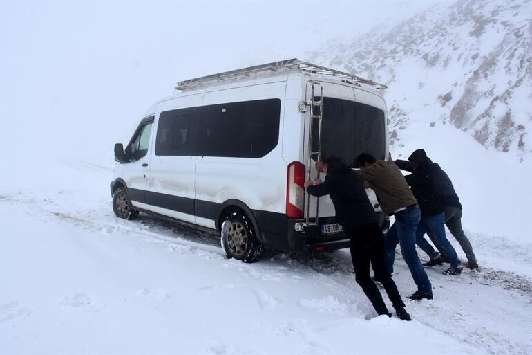 Meteoroloji'den bölge bölge uyarı: Birçok il kara teslim oldu