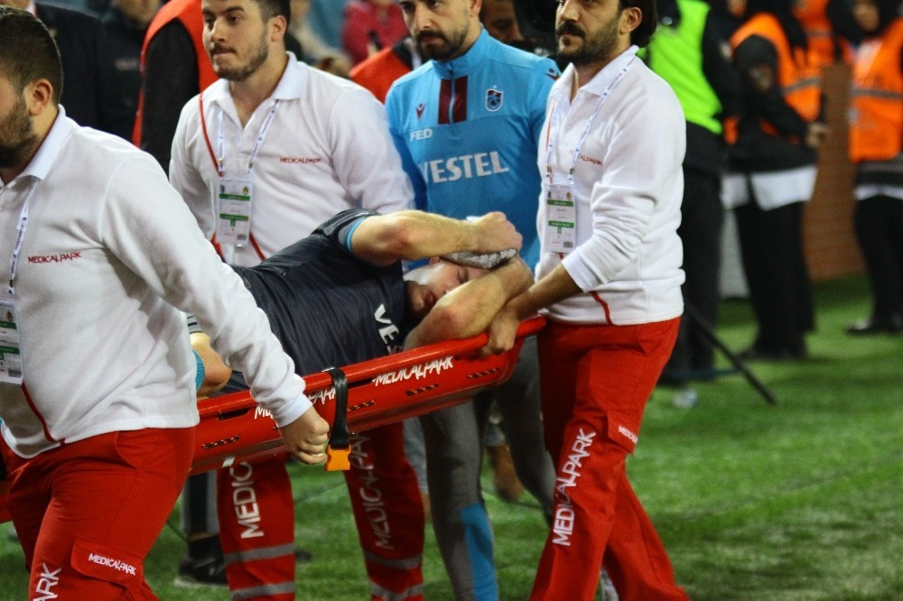 Trabzonsporlu Sörloth hastaneye kaldırıldı