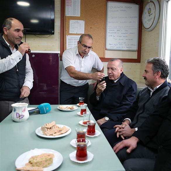Cumhurbaşkanı Erdoğan taksicilerle çay eşliğinde simit yiyip sohbet etti