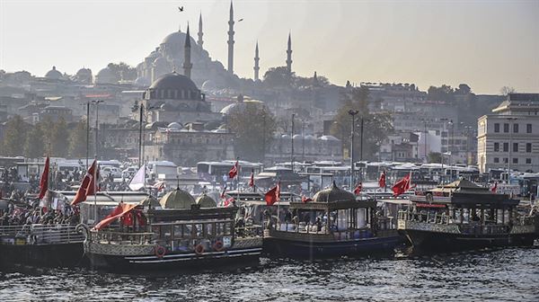 Istanbul mulls over fate of iconic fish vendors