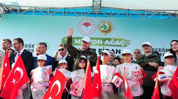 Cumhurbaşkanı Erdoğan fidan dikim etkinliğinde çocuklarla şarkı söyledi